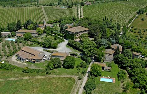 Matrimonio e festa nella tenuta agricola di famiglia a Castellina in 